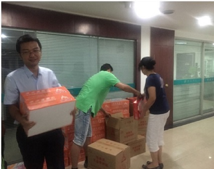 我公司為員工發(fā)放降溫品